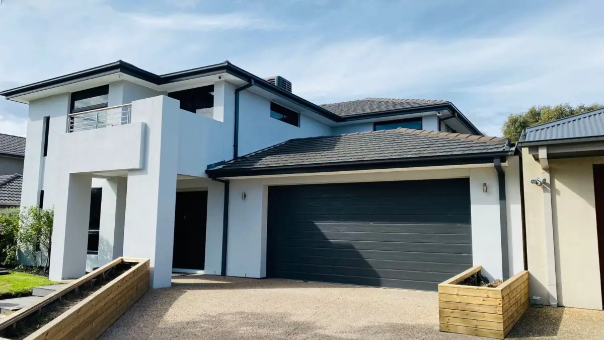 The house in Botanic Ridge had faded paint and signs of wear, needing a comprehensive refresh to enhance its appearance.